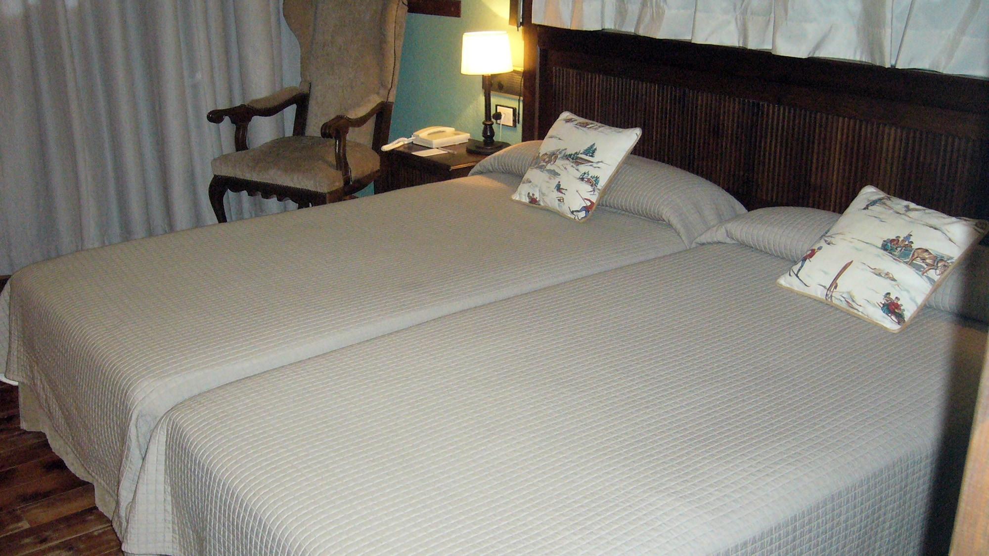 Parador De Артиес Екстериор снимка