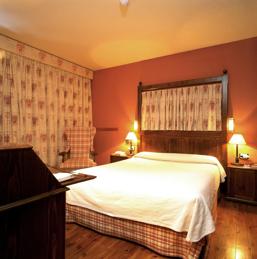 Parador De Артиес Екстериор снимка