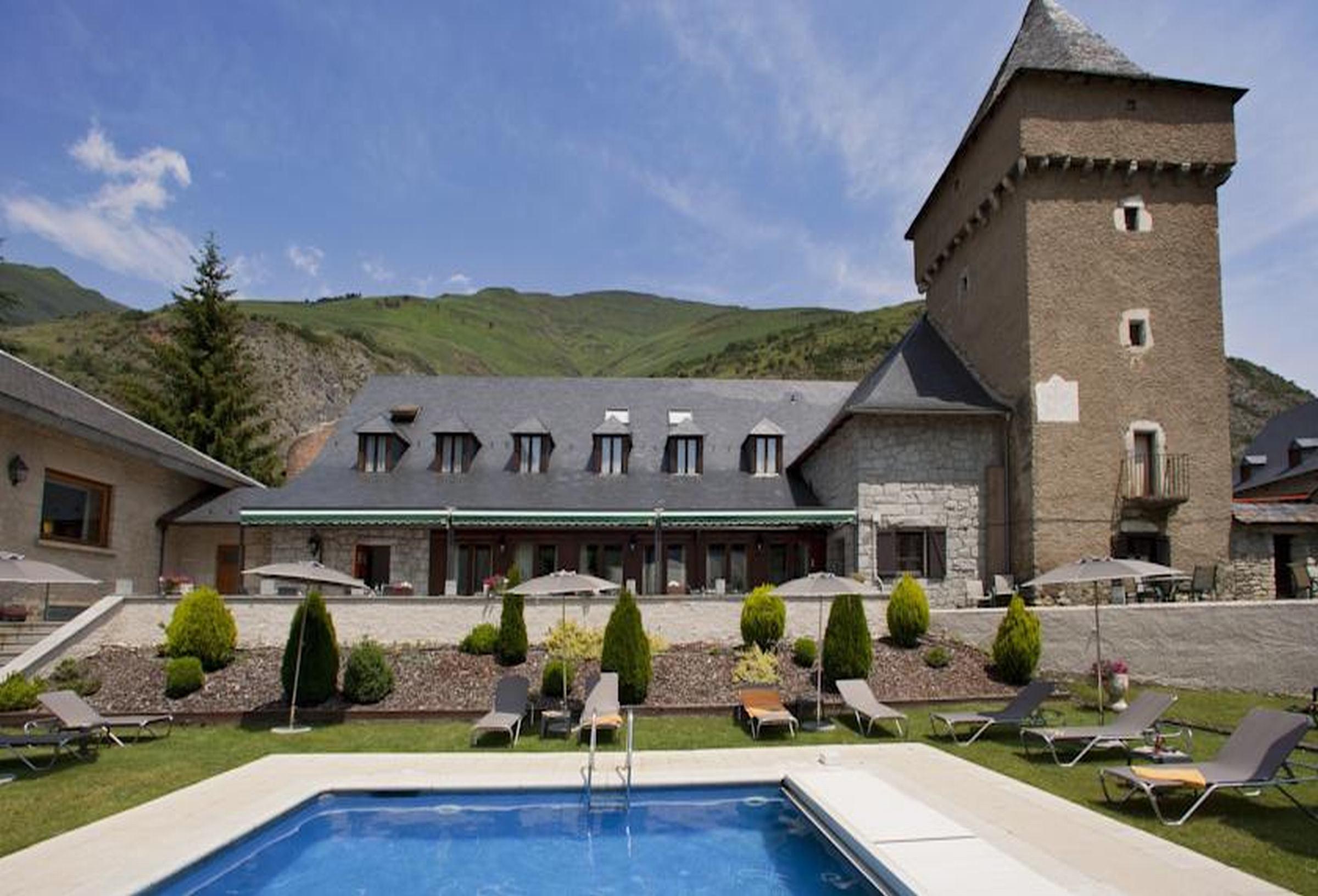 Parador De Артиес Екстериор снимка